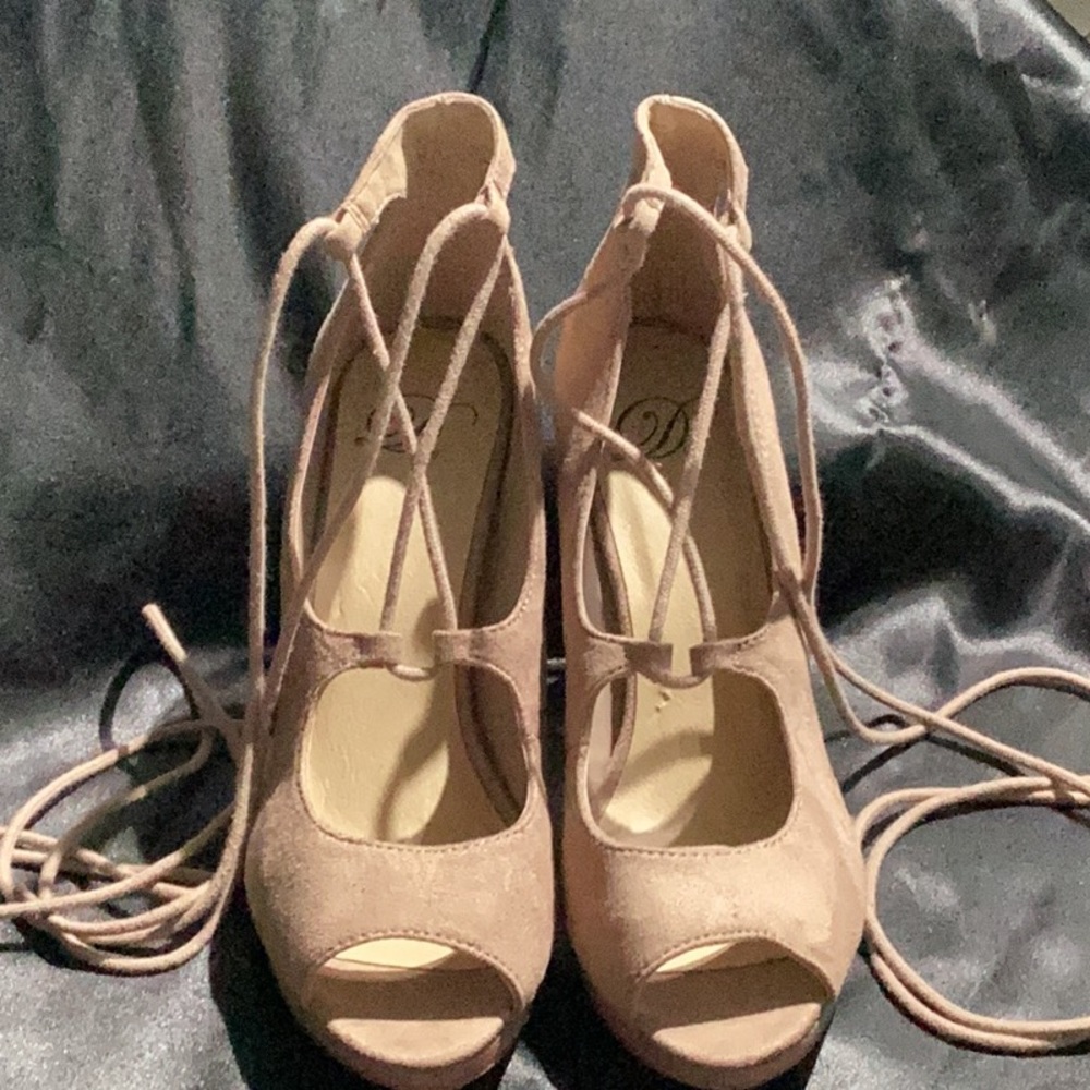 Women’s taupe heels size 8 with tie up laces.